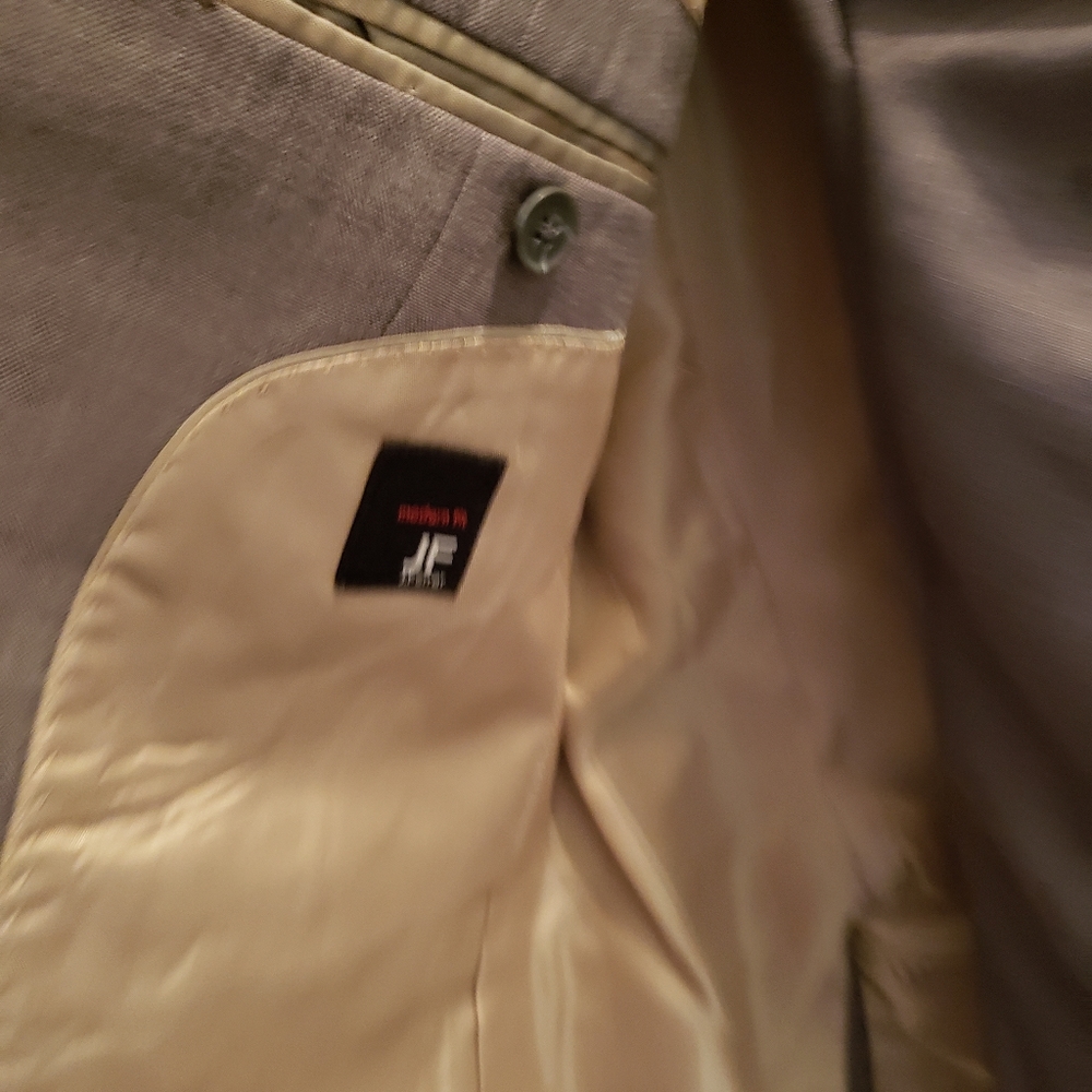 Mens 2 piece suit. - Picture 2 of 3